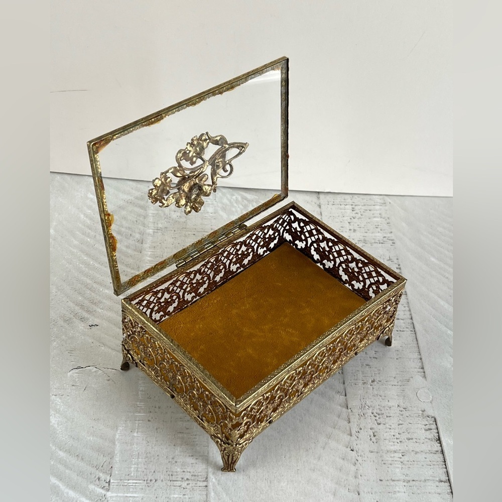 Vintage Antique Daisy Gold Jewelry Box With Glass top. - Picture 3 of 15